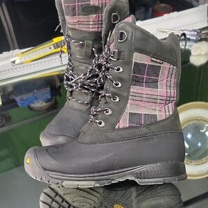 Womens 5.5 Keen Dry Snowden winter boots  black W/ purple/pink plaid pattern. 